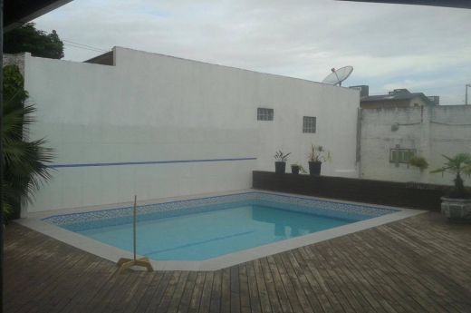 Casa com piscina , a 100 metros da Av.Getulio Vargas 