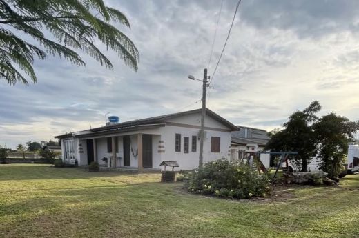 VENDO SÍTIO COM 3.9 HECTARES, COM 01 CASA DE ALVENARIA COM 03 QUARTOS , 01 SALÃO  DE FESTAS , 02 AÇUDES PRÓXIMO DA HAVAN EM ARARANGUÁ-SC