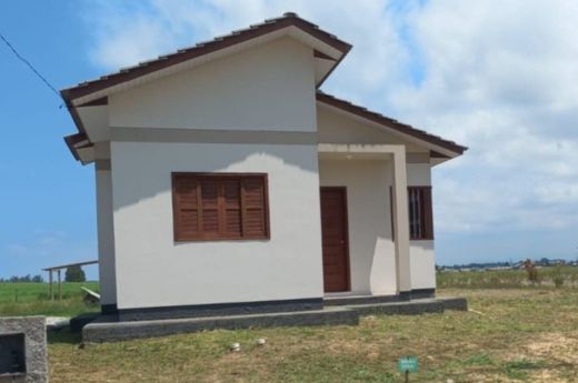 VENDO CASA PARA ASSUMIR FINANCIAMENTO BAIRRO CAVERAZINHO -ARARANGUÁ-SC