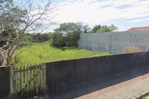 VENDO ÓTIMO TERRENO PRÓXIMO AO MERCADO ARAPONGAS  COM 12X41 MTS  FRENTE SUL NO BAIRRO ARAPONGAS EM ARARANGUÁ-SC