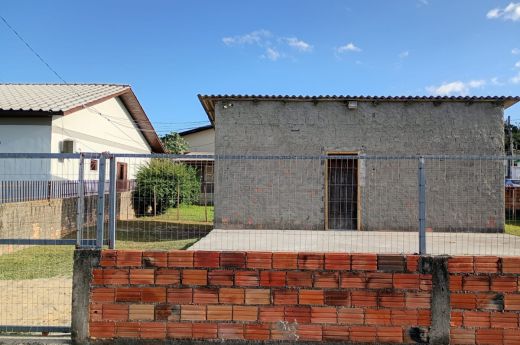 ALUGO CASA DE 01 QUARTO COM ÓTIMA LOCALIZAÇÃO NO BAIRRO COLONINHA EM ARARANGUÁ-SC
